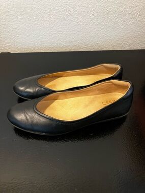 Naturalizer Black Leather Round-Toe Ballet Flats
